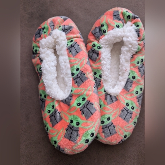 Cozy Women's Slippers - One Size Fits From 5-11 2 Pairs - Picture 5 of 7